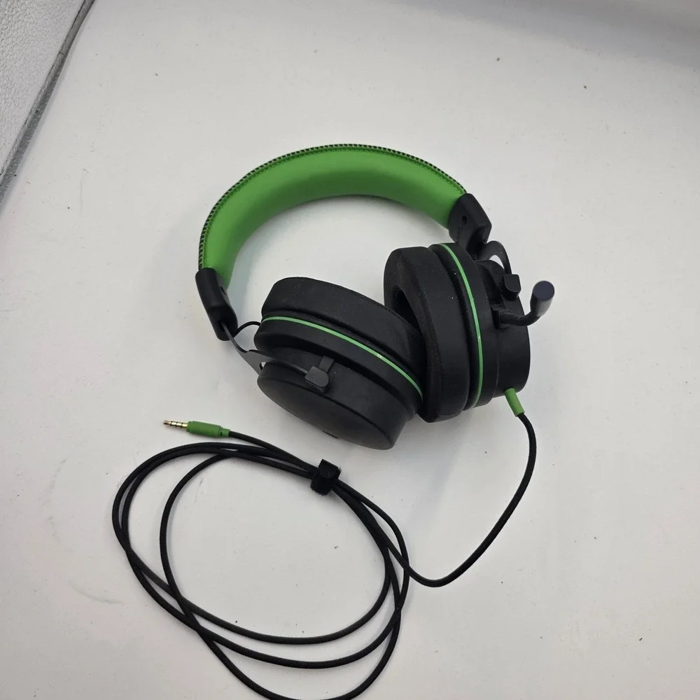 onn. Wired‎ Gaming Headset with Microphone Black Neon Green 3.5mm Jack L3